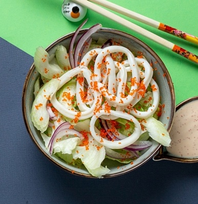 САЛАТ С КАЛЬМАРОМ В СОУСЕ ТОБИКО